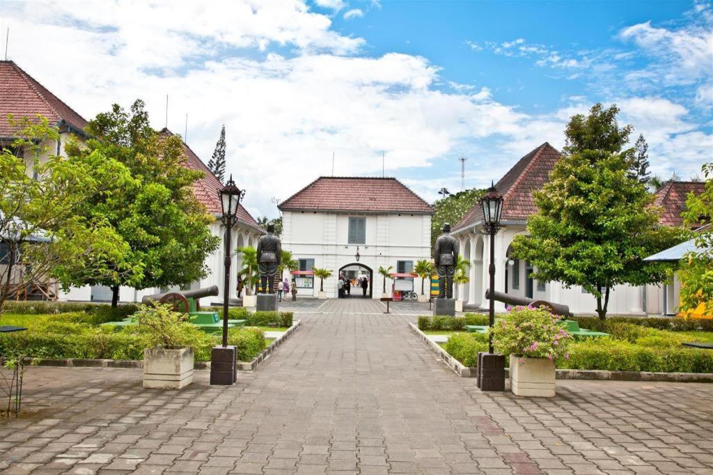 Forriz Hotel Джокьякарта Экстерьер фото