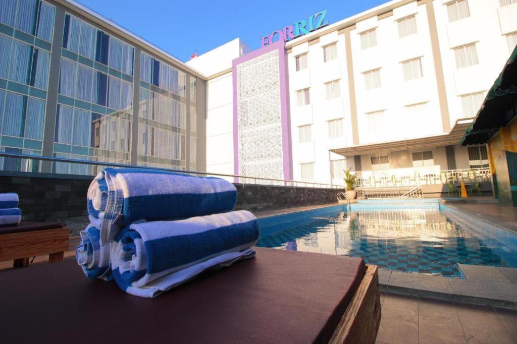 Forriz Hotel Джокьякарта Экстерьер фото